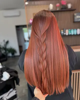Gładkie, lśniące włosy po zabiegu regenerującym — Beauty Bar Białystok